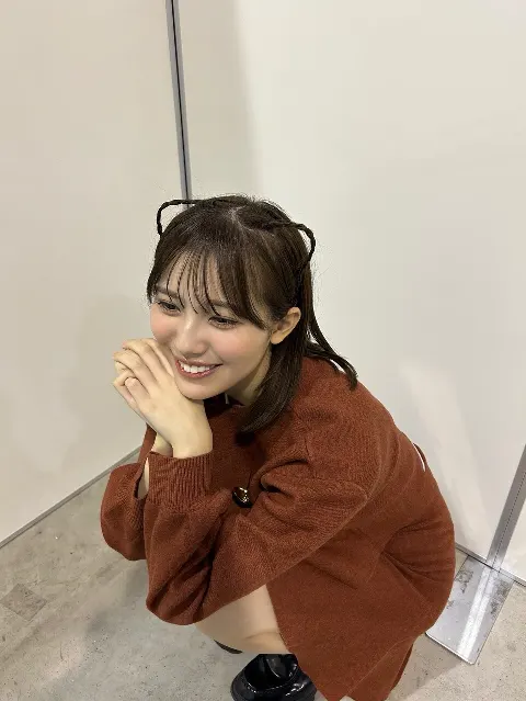 森本 茉莉｜ひよりさんが今隣にいらっしゃいます。譲りませぬ。右側なら空いています。（2024-11-12）｜5枚目