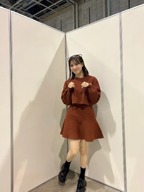森本 茉莉｜ひよりさんが今隣にいらっしゃいます。譲りませぬ。右側なら空いています。（2024-11-12）｜6枚目