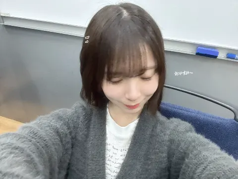 渡辺 莉奈｜カフェラテ片手にラムネ食べたあとに焼き鮭おにぎりを食べている…（2025-04-21）｜4枚目