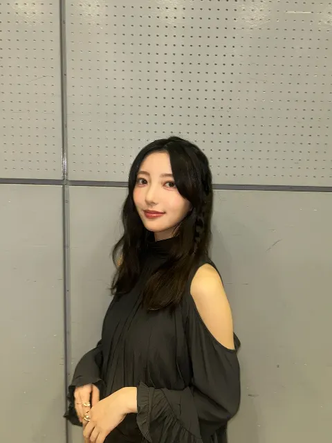 小西 夏菜実｜彩度の高い世界は最早真っ白だ（2025-10-29）｜2枚目