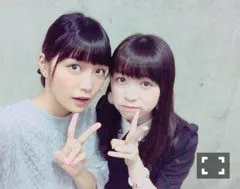 深川 麻衣｜横浜個別握手会 ＊ 7 51歩（2015-11-23）｜3枚目